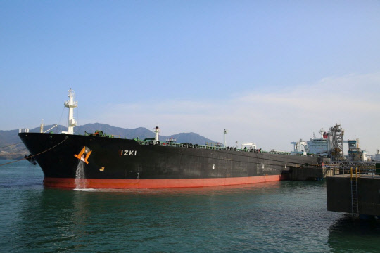 GS칼텍스 여수 제2원유부두에서 미국산 원유를 하역하고 있는 모습.  GS칼텍스 제공